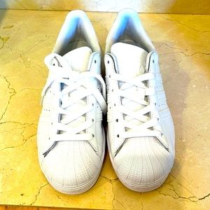 ADIDAS Superstar BRAND NEW shoes! Never worn white men’s SIZE 6.